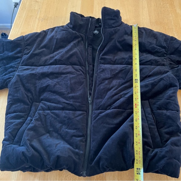 ALO Yoga women’s corduroy stage puffer  Black Jacket - Picture 8 of 11